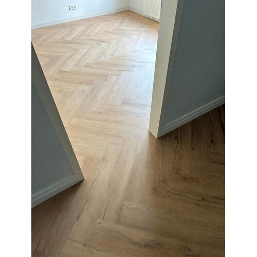 Floorlife YUP Leyton herringbone dryback warm oak