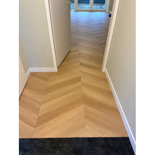 Floorlife YUP Fulham chevron dryback warm oak