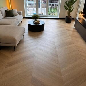 Floorlife YUP Fulham chevron dryback warm oak Floorlife YUP Fulham chevron dryback warm oak