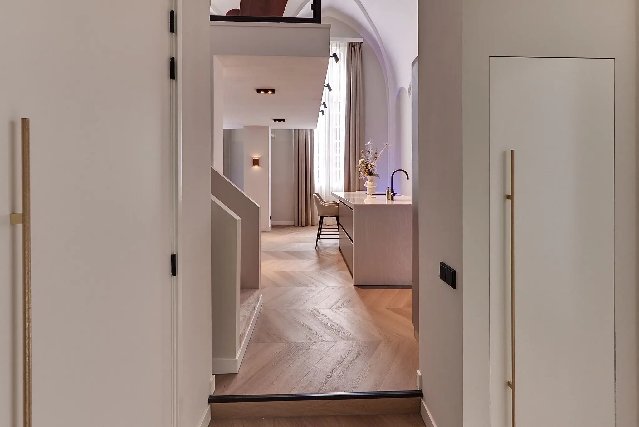 Doorkijk vanuit de hal naar de keuken over de Hongaarse punt vloer