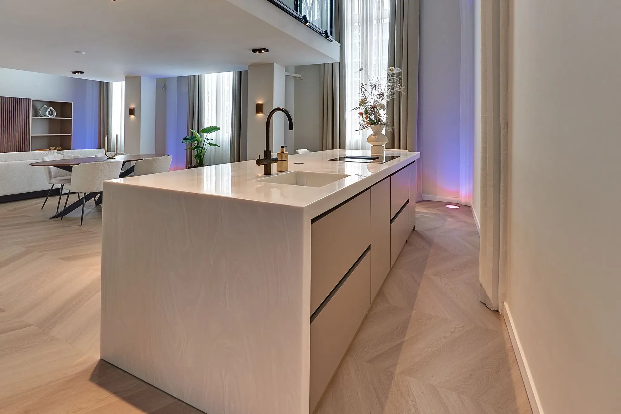 Keukeneiland op PVC vloer in Hongaarse punt, Fulham Chevron Smoky