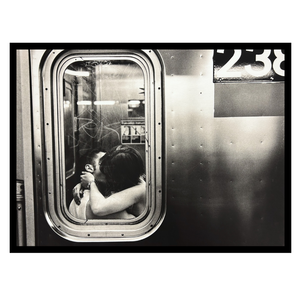 Ingelijste poster 'Kissing in a Subway car'