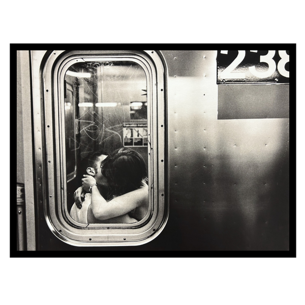 Mondiart Ingelijste poster 'Kissing in a Subway car'