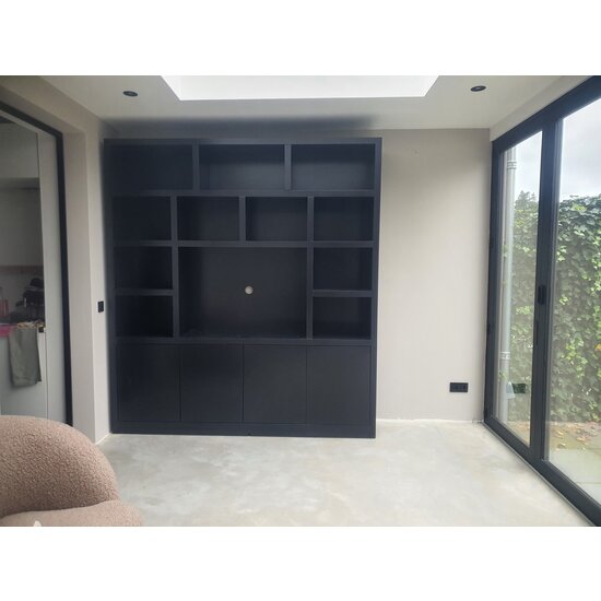 123schrank Manhattan 05 Fächerschrank - 220x40x240H cm - schlankes Design - 4 push-to-open Türen - offene Fächer - Cinewall - mit TV Kabelloch - grifflose Türen - 5cm Fachbodenstärke