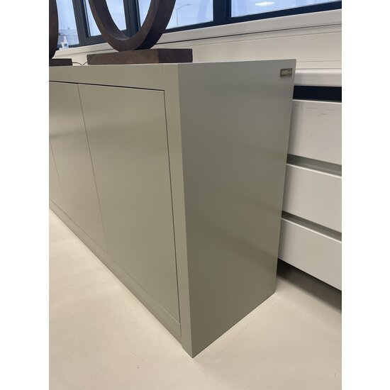 123schrank Sideboard Manhattan 06 - 200x40x80H cm - schlankes Design - 4 push-to-open Türen - grifflose Türen