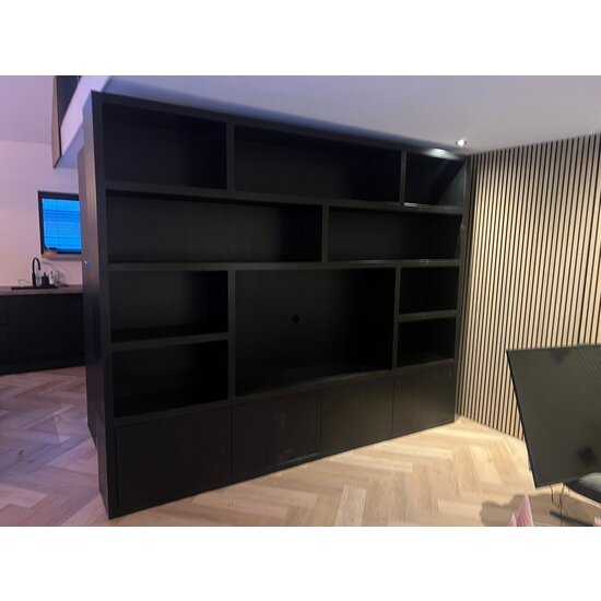 123schrank Kleiderschrank Milan - 300x40x240H cm - Cinewall - 1 TV-Paneel - schlankes Design - 4 push-to-open Türen - offenes TV-Fach