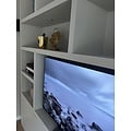 123schrank Kleiderschrank Milan - 300x40x240H cm - Cinewall - 1 TV-Paneel - schlankes Design - 4 push-to-open Türen - offenes TV-Fach