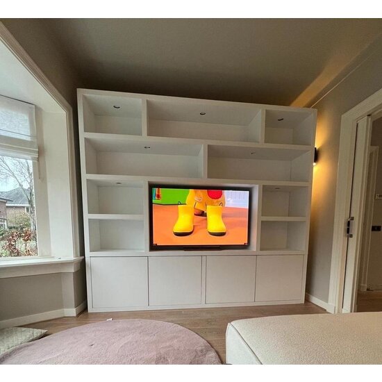 123schrank Kleiderschrank Milan - 300x40x240H cm - Cinewall - 1 TV-Paneel - schlankes Design - 4 push-to-open Türen - offenes TV-Fach