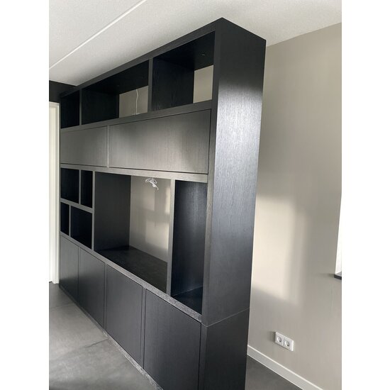 123schrank TV-Schrank Girona - 275x40x240H cm - offene Fächer im oberen Schrank und 2 Klapptüren - 4 grifflose Türen im unteren Schrank - Cinewall - TV-Fach