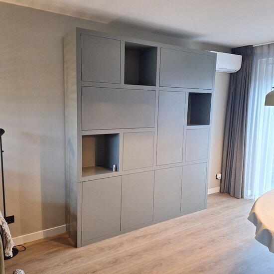 123schrank Schrank mit Norwich-Fächern - 210x40x235H cm - 5 cm Fachbodenstärke - geschlossene Push-to-Open-Türen und offene Fachböden im Oberschrank - schlankes Design