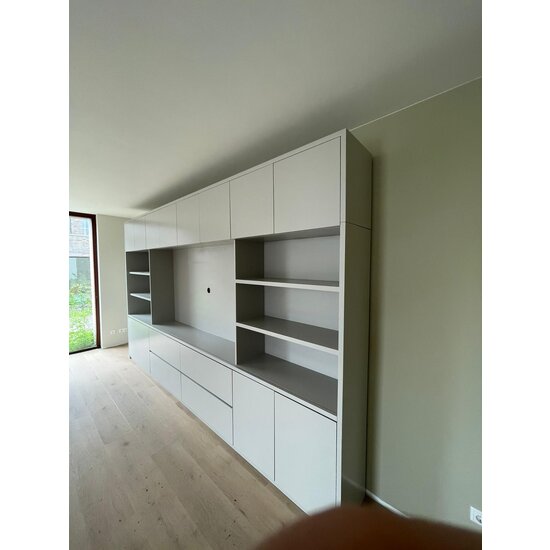 123schrank TV-Fachschrank/TV-Schrank Winterberg - 400x40x240H cm - Cinewall - TV-Fach - mit Schiebetüren - 12 Push-to-open-Türen - 4 grifflose Soft-Close-Schubladen - schlankes Design - zerlegbar - 5cm Fachbodenstärke