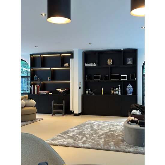 123schrank Fächerschrank Korsika - 200x20/40x240H cm - 5cm Fachbodenstärke - klares Design - Oberschrank weniger tief als Unterschrank - offene Fachböden - 4 grifflose Push-to-open-Türen