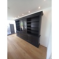 123schrank Bücherregal Amalfi - 320x40x220H cm - verstellbare Einlegeböden - Schranktüren - 4 push-to-open Türen - 3 grifflose Schubladen