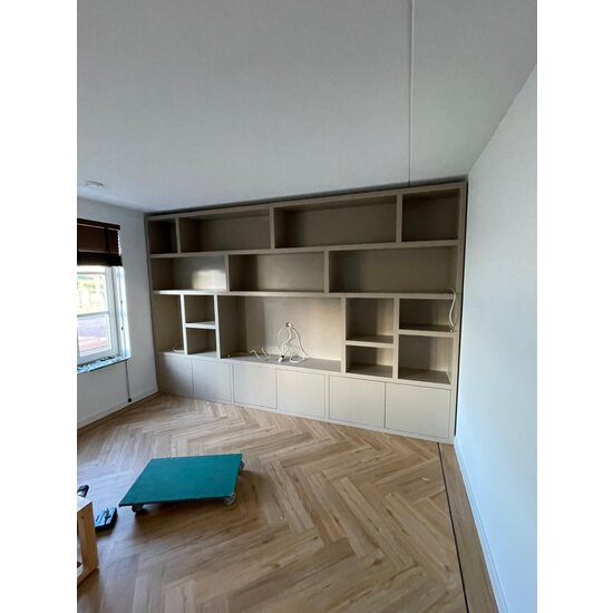 123schrank Osaka Fächerschrank - 400x40x255H cm - 15 offene Fächer - 6 push-to-open Türen - Cinewall - TV-Fach - schlankes Design - zerlegbar - 5cm Bodenstärke