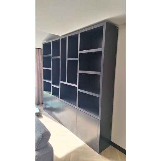 123schrank Mülltonnenschrank Bellac 02 - 280x40x250H cm - push-to-open Türen - offene Fächer - glatte Oberfläche