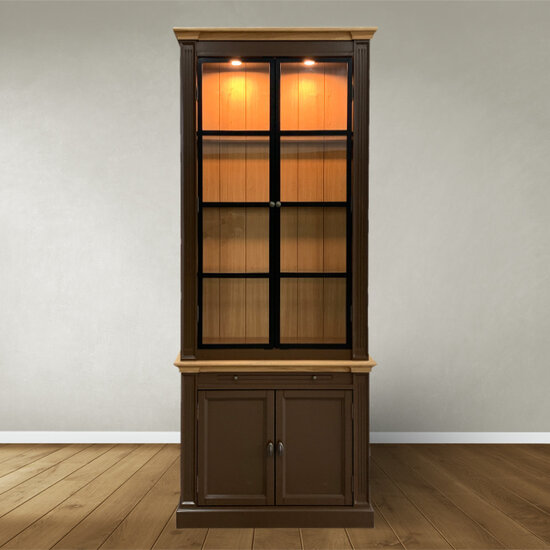 123schrank Montblanc Vitrine - 100x43x240H cm - 2 Flügeltüren aus schwarzem Stahl - Rückwand aus Eichenholz - Deck- und Bodenleisten aus Eichenholz - Spotbeleuchtung - Glasböden - 1 ausziehbarer Einlegeboden - 2 geschlossene Flügeltüren