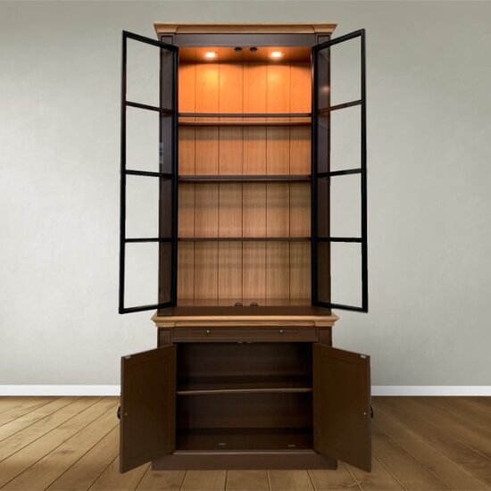 123schrank Montblanc Vitrine - 100x43x240H cm - 2 Flügeltüren aus schwarzem Stahl - Rückwand aus Eichenholz - Deck- und Bodenleisten aus Eichenholz - Spotbeleuchtung - Glasböden - 1 ausziehbarer Einlegeboden - 2 geschlossene Flügeltüren