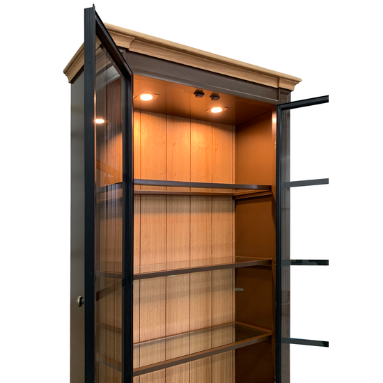 123schrank Montblanc Vitrine - 100x43x240H cm - 2 Flügeltüren aus schwarzem Stahl - Rückwand aus Eichenholz - Deck- und Bodenleisten aus Eichenholz - Spotbeleuchtung - Glasböden - 1 ausziehbarer Einlegeboden - 2 geschlossene Flügeltüren