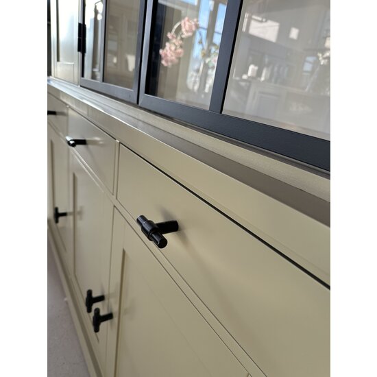 123schrank Buffetschrank Montana 05 - 220x46x220H cm - geschlossene Türen - 2 Stahltüren - schlichtes Design - schwarze Griffe - 4 Soft-Close-Schubladen