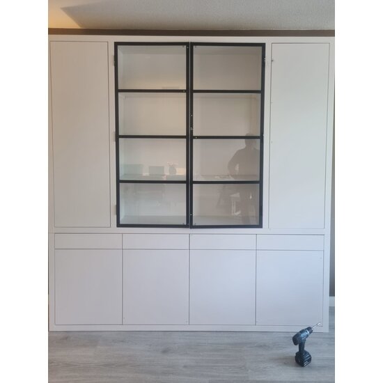 123schrank Milazzo Vitrine - 240x40x250H cm - push to open Türen - Glastüren aus Stahl - glatte Oberfläche