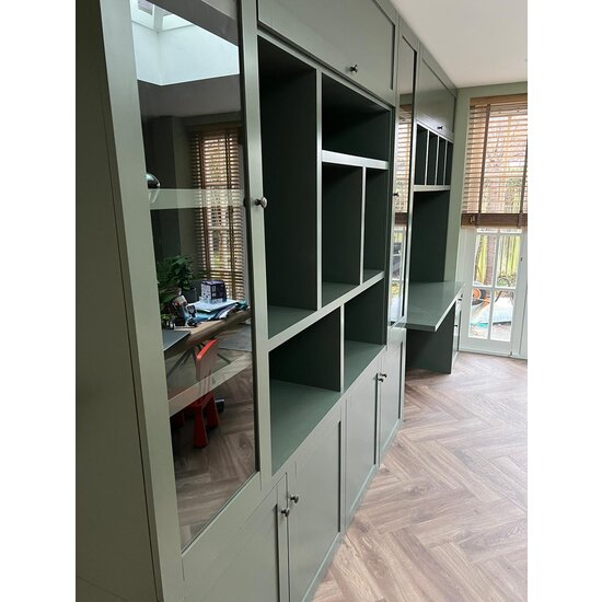 123schrank Fächerschrank / Schreibtisch Luxemburg - 400x50/70x250H cm - Fächerschrank mit eingebautem Schreibtisch - mit Glastüren - mit geschlossenen Klapptüren -