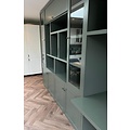 123schrank Fächerschrank / Schreibtisch Luxemburg - 400x50/70x250H cm - Fächerschrank mit eingebautem Schreibtisch - mit Glastüren - mit geschlossenen Klapptüren -