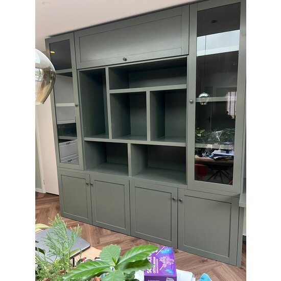 123schrank Fächerschrank / Schreibtisch Luxemburg - 400x50/70x250H cm - Fächerschrank mit eingebautem Schreibtisch - mit Glastüren - mit geschlossenen Klapptüren -