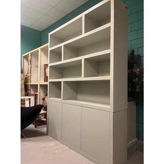 123schrank Ausstellungsstück Regalschrank Manhattan 11 - 180x40x240H cm - RAL 9002