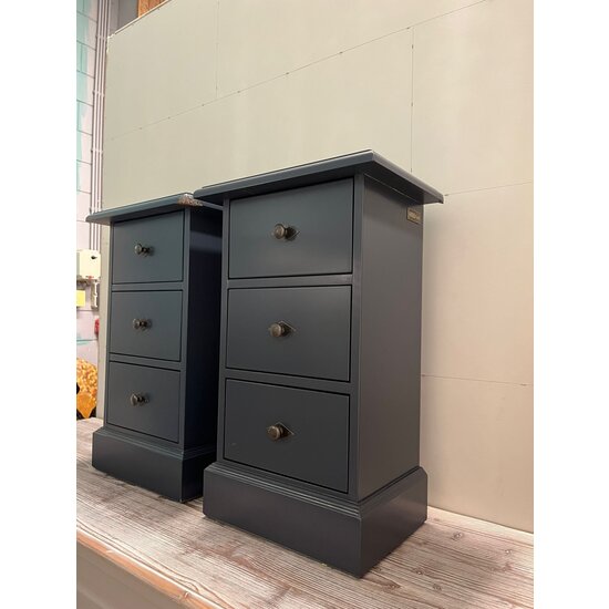 123schrank Ausstellungsstück Nachttisch Parma - 38x27x62(H) cm - RAL 7016