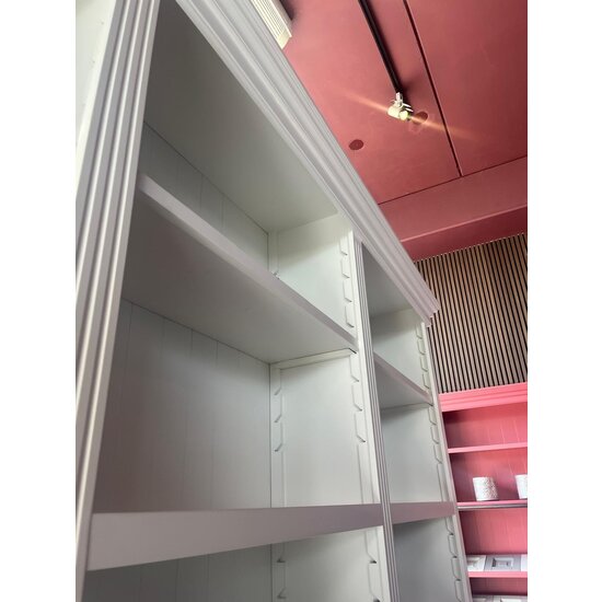 123schrank Ausstellungsstück Bücherregal Private Library - 300x43x260(H) cm - RAL 9016 - push to open Türen