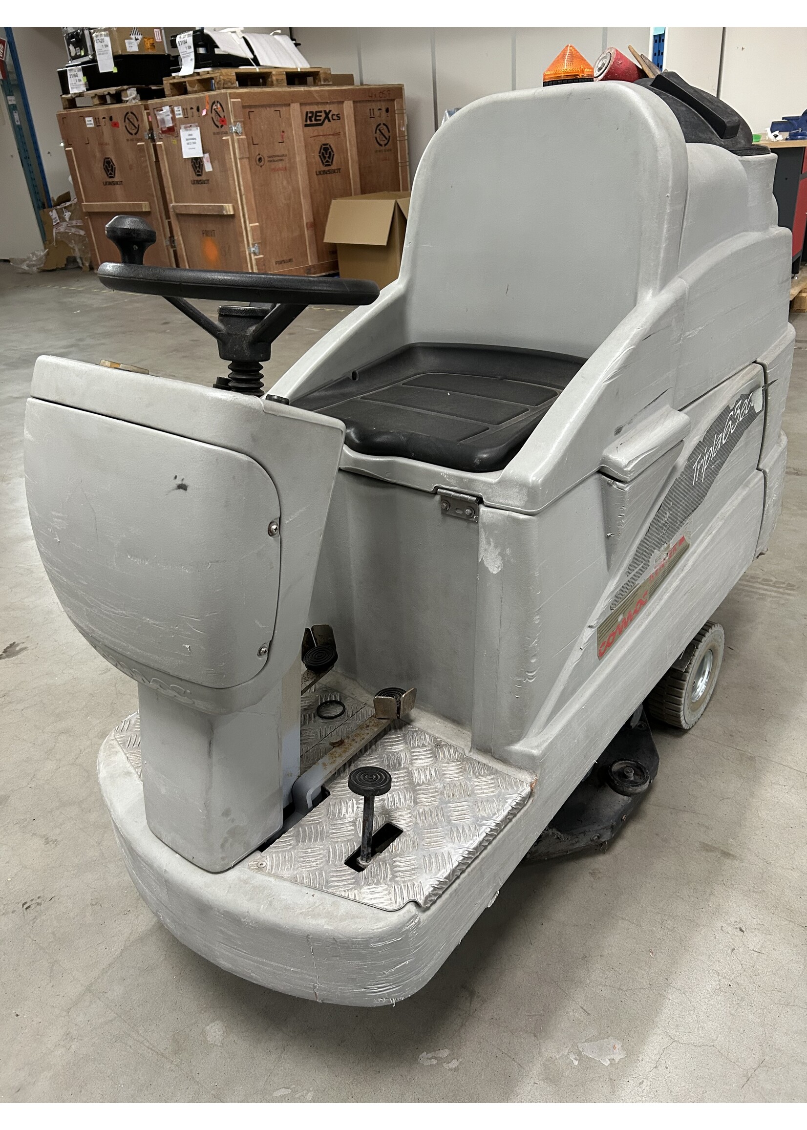 Comac S.p.A. Comac Tripla 63 ECO – Aufsitz-Scheuersaugmaschine (reparaturbedürftig)