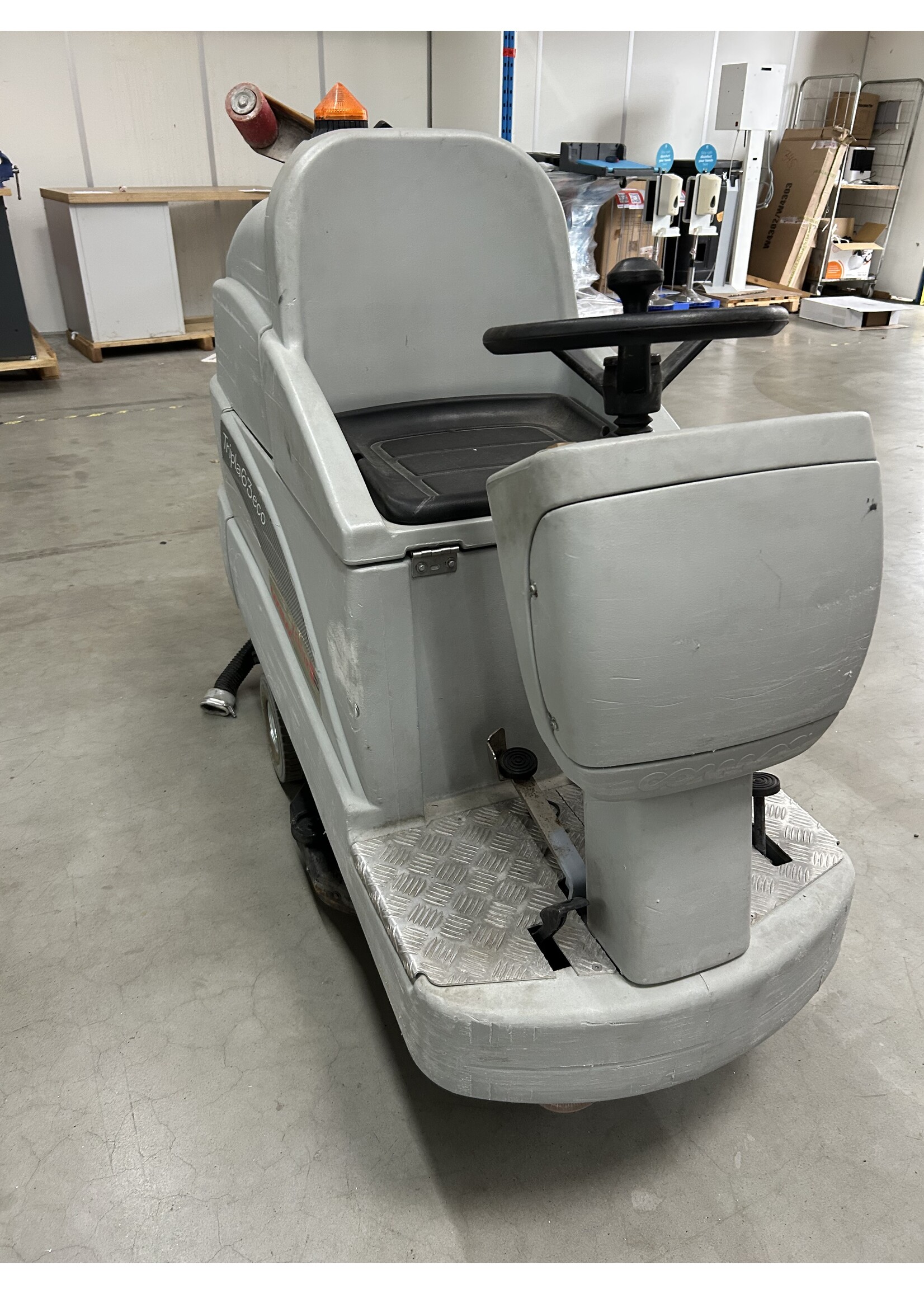 Comac S.p.A. Comac Tripla 63 ECO – Aufsitz-Scheuersaugmaschine (reparaturbedürftig)