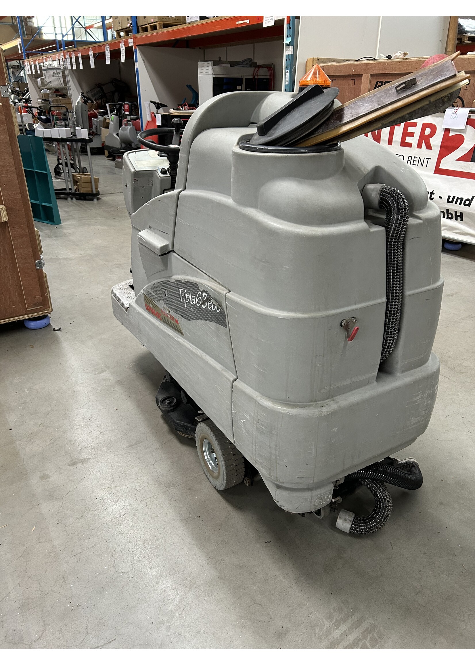 Comac S.p.A. Comac Tripla 63 ECO – Aufsitz-Scheuersaugmaschine (reparaturbedürftig)