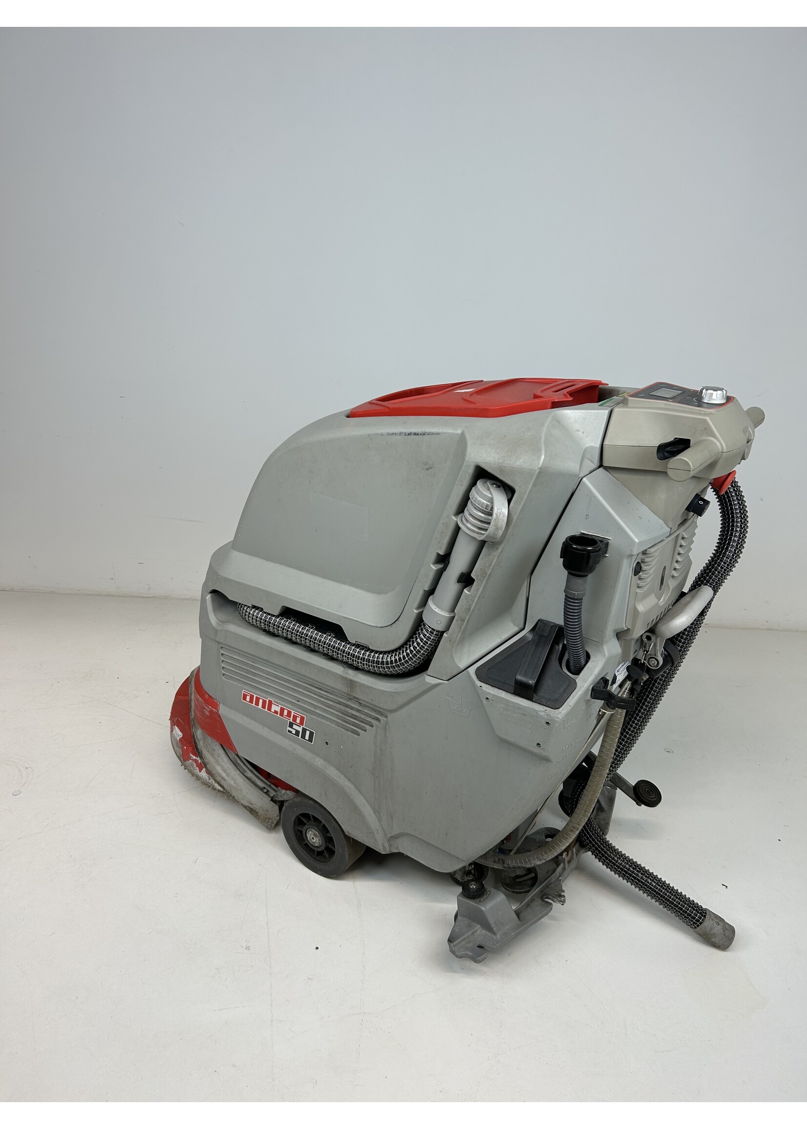 Comac S.p.A. Comac Antea 50 BT – Nachläufer-Scheuersaugmaschine (reparaturbedürftig)