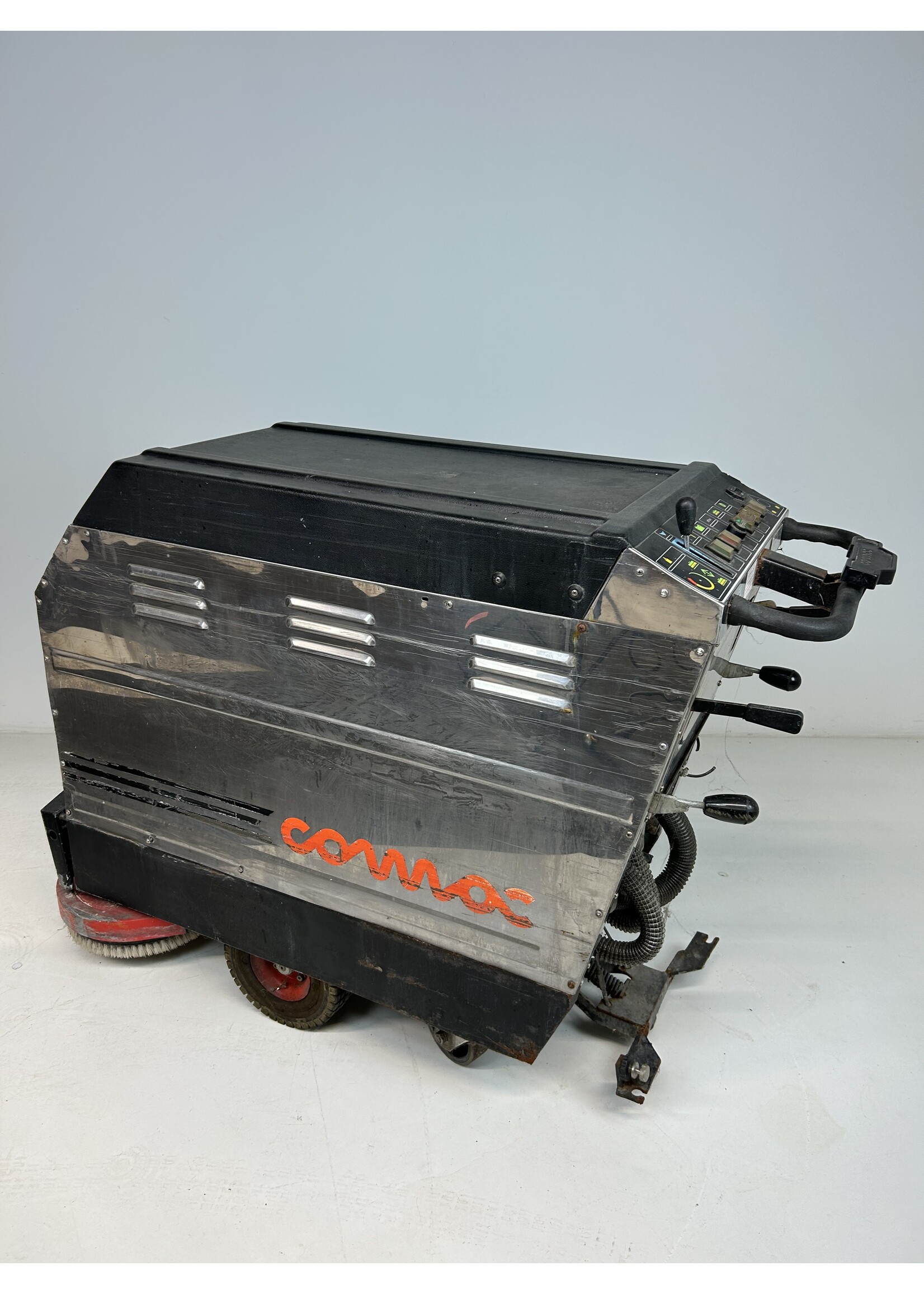 Comac S.p.A. Comac L26 – Nachläufer-Scheuersaugmaschine (reparaturbedürftig)