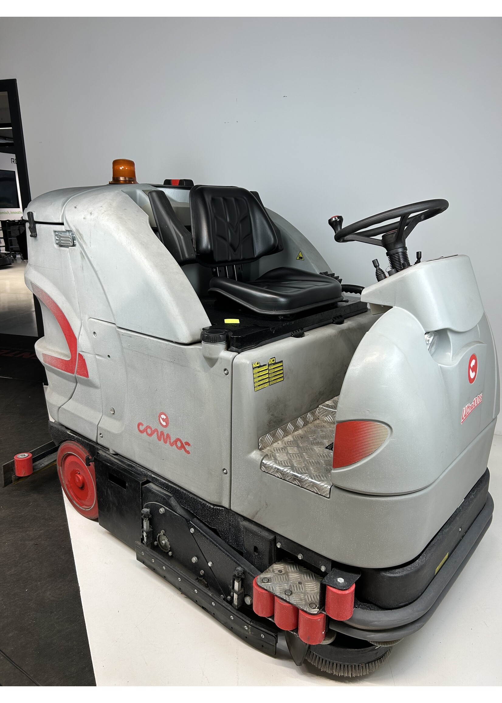 Comac S.p.A. Comac Ultra 100 BS – Aufsitz-Scheuersaugmaschine mit Kehreinheit
