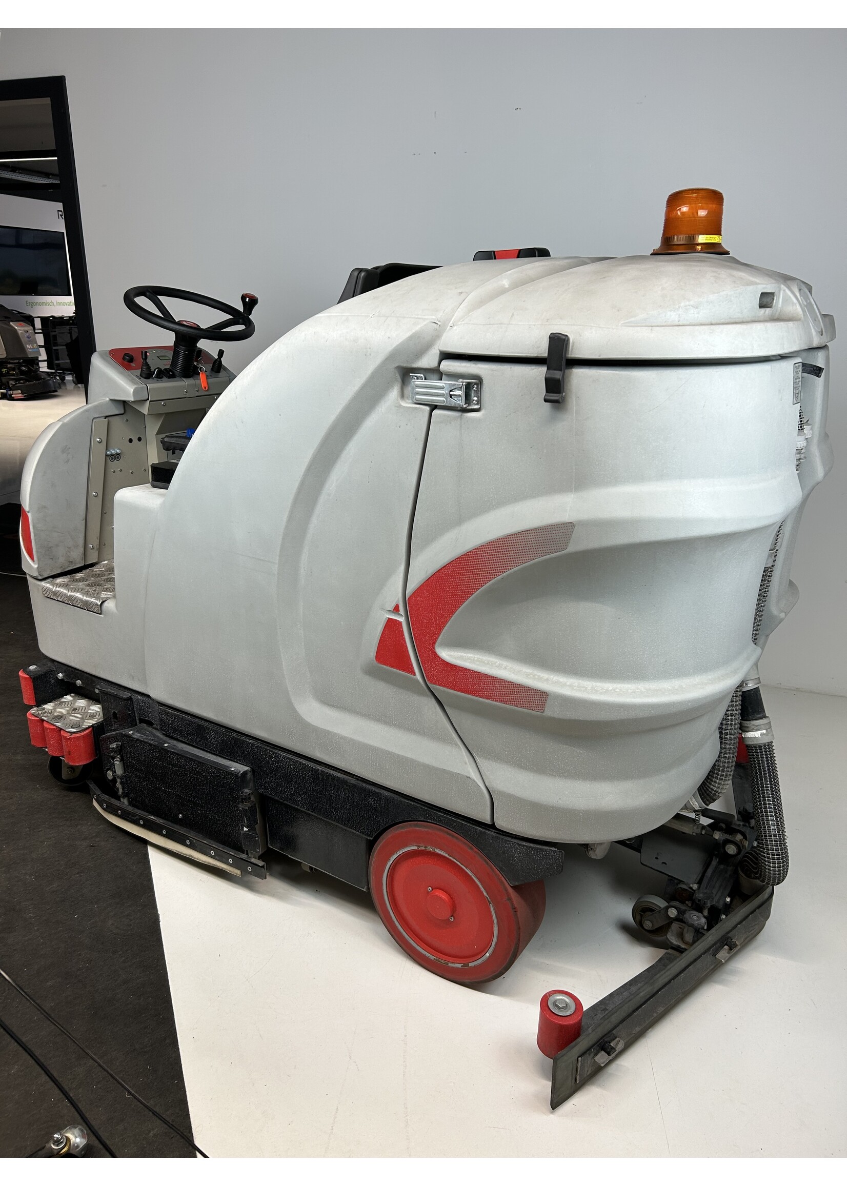 Comac S.p.A. Comac Ultra 100 BS – Aufsitz-Scheuersaugmaschine mit Kehreinheit