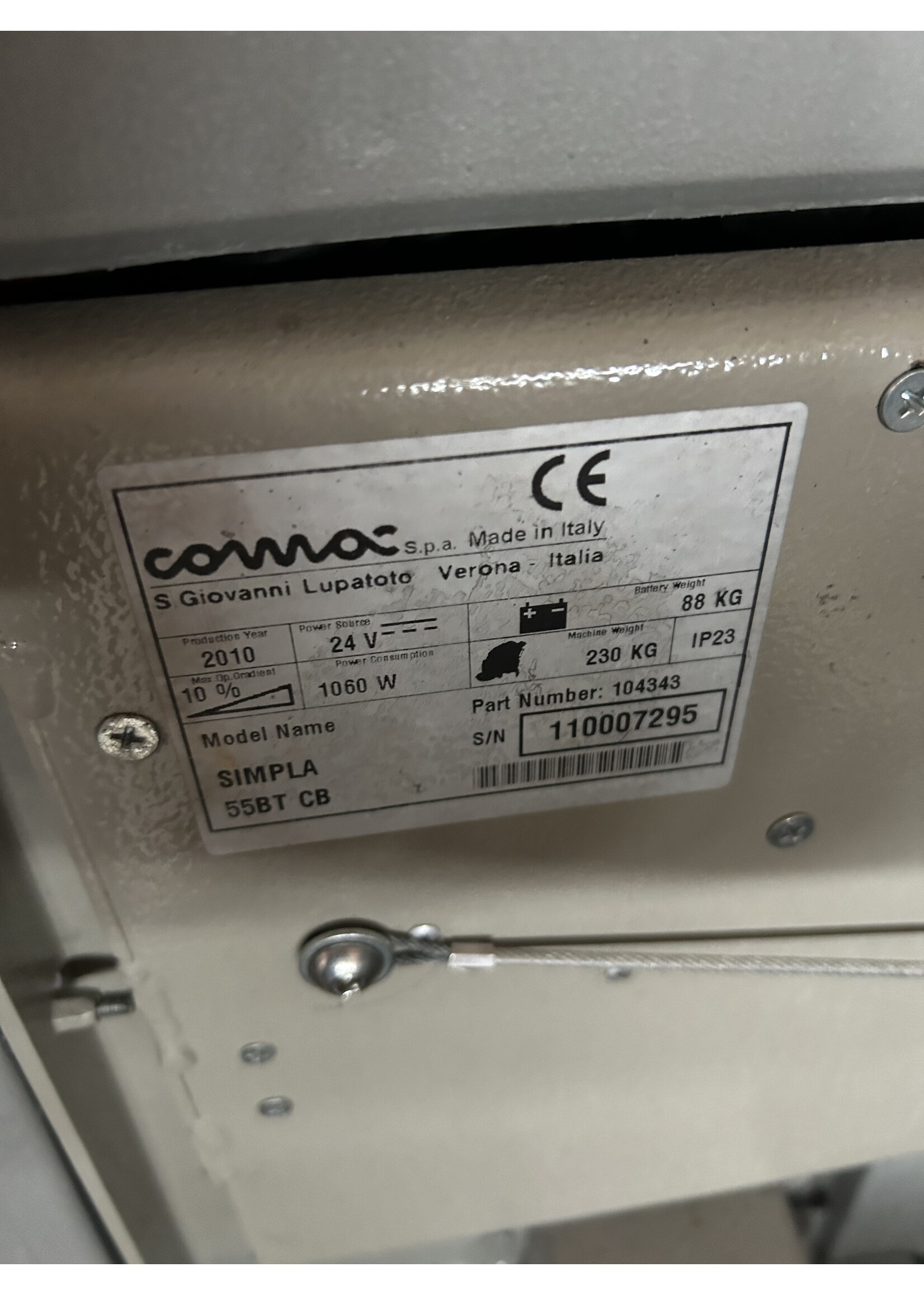 Comac S.p.A. Comac Simpla 55 BT CB – Nachläufer-Scheuersaugmaschine (847 h, 24 V)