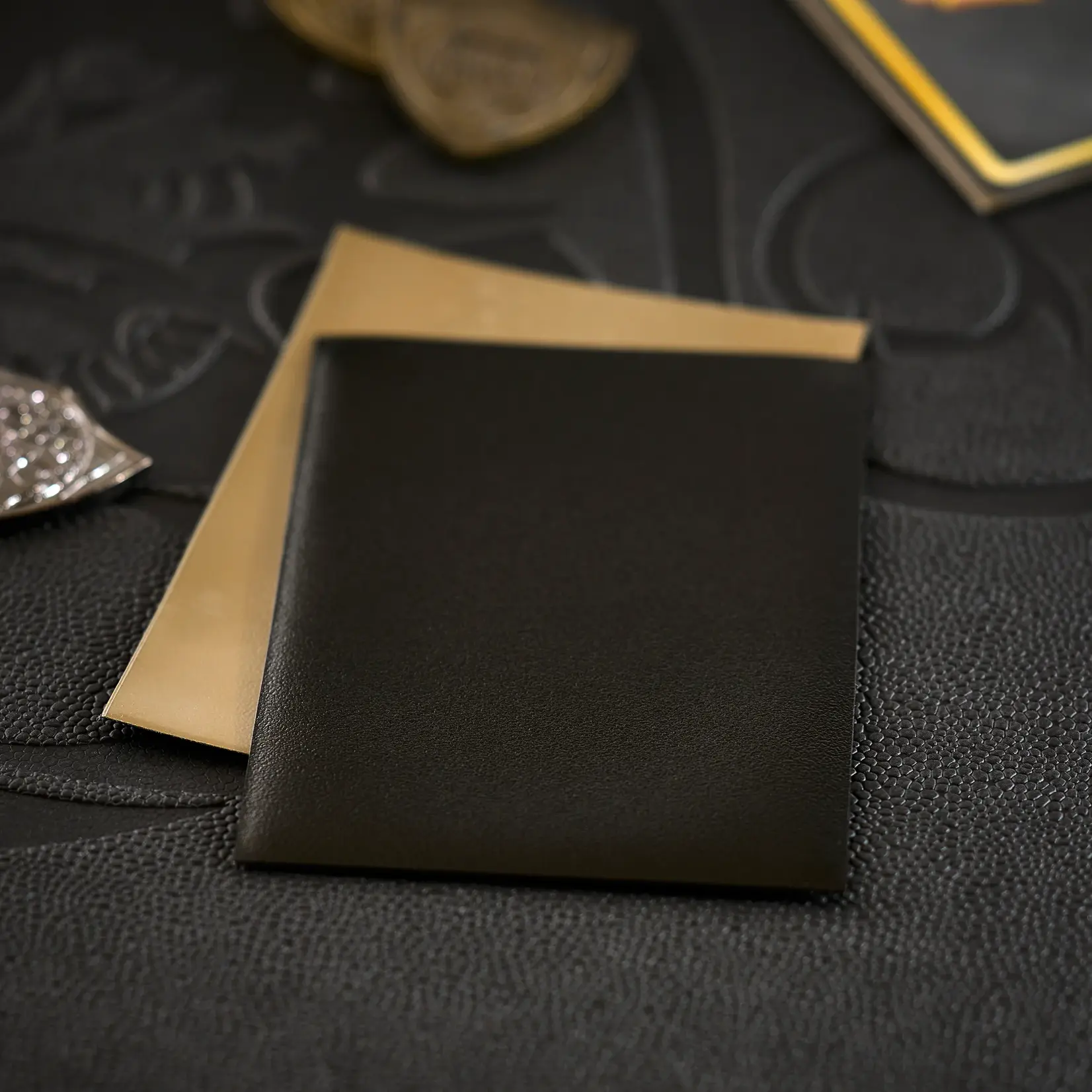 DRAGON SHIELD Dragon Shield Sleeves - Standard size - Matte Dual - Black & Gold (100 Sleeves)