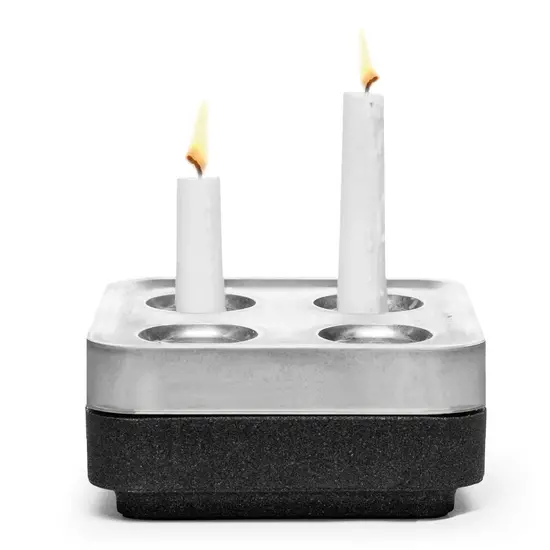 Born in Sweden born in Sweden stumpestaken kaarsenhouder aluminium en zwart kurk