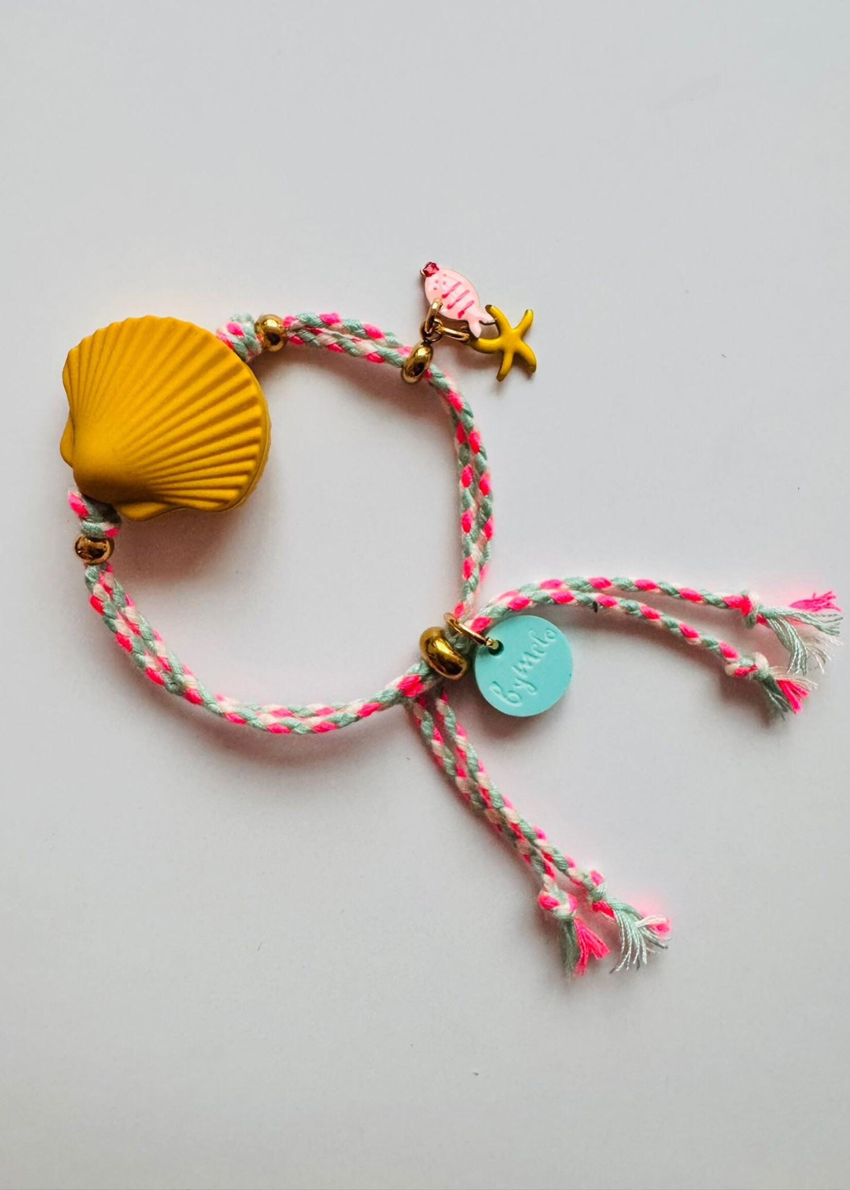 By Melo Armbandje schelp okergeel - By melo