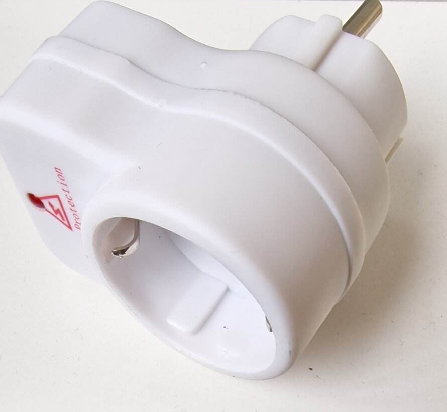 Overspanningsbeveiliging stekker in stekker. Ideaal voor uw elektrische aparatuur in huis.