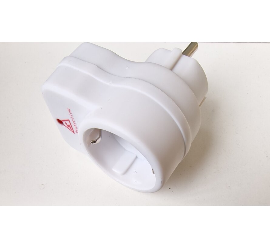 Overspanningsbeveiliging stekker in stekker. Ideaal voor uw elektrische aparatuur in huis.