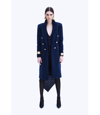 HELEN BATTERR FW 2023 Lange donkerblauwe jas met gouden accenten