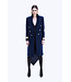 HELEN BATTERR FW 2023 Lange donkerblauwe jas met gouden accenten