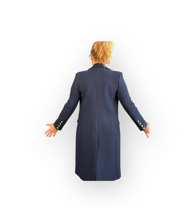 HELEN BATTERR FW 2023 Lange donkerblauwe jas met gouden accenten