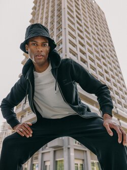 R.EV R-LOGO BUCKET HAT BLACK