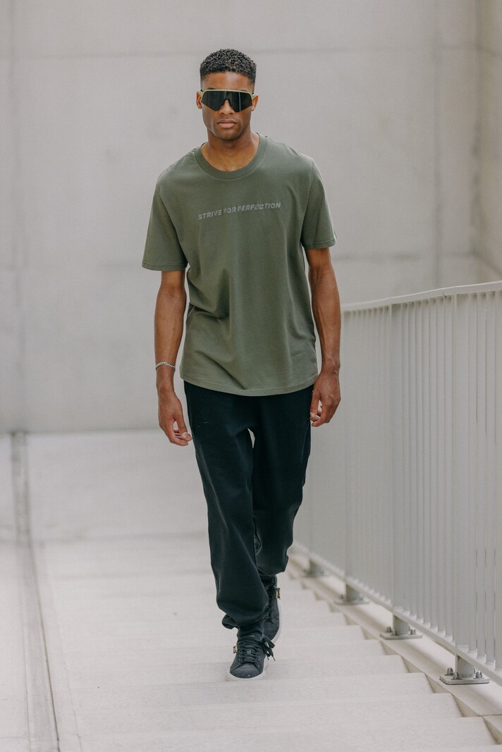 R.EV STRIVE FOR PERFECTION JOGGING PANTS BLACK