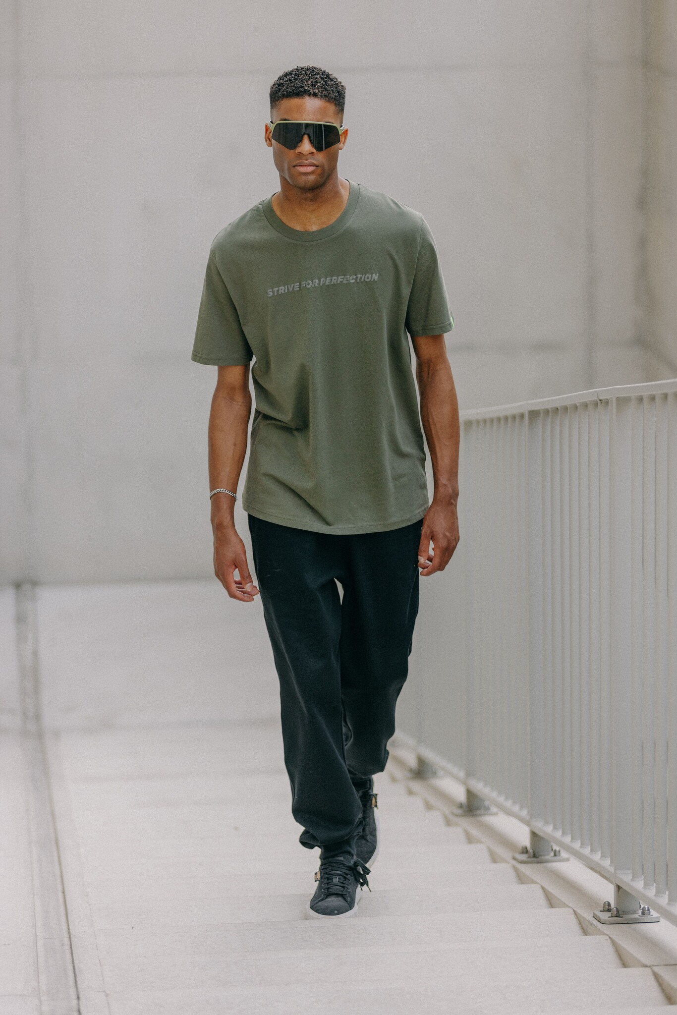 R.EV STRIVE FOR PERFECTION JOGGING PANTS BLACK