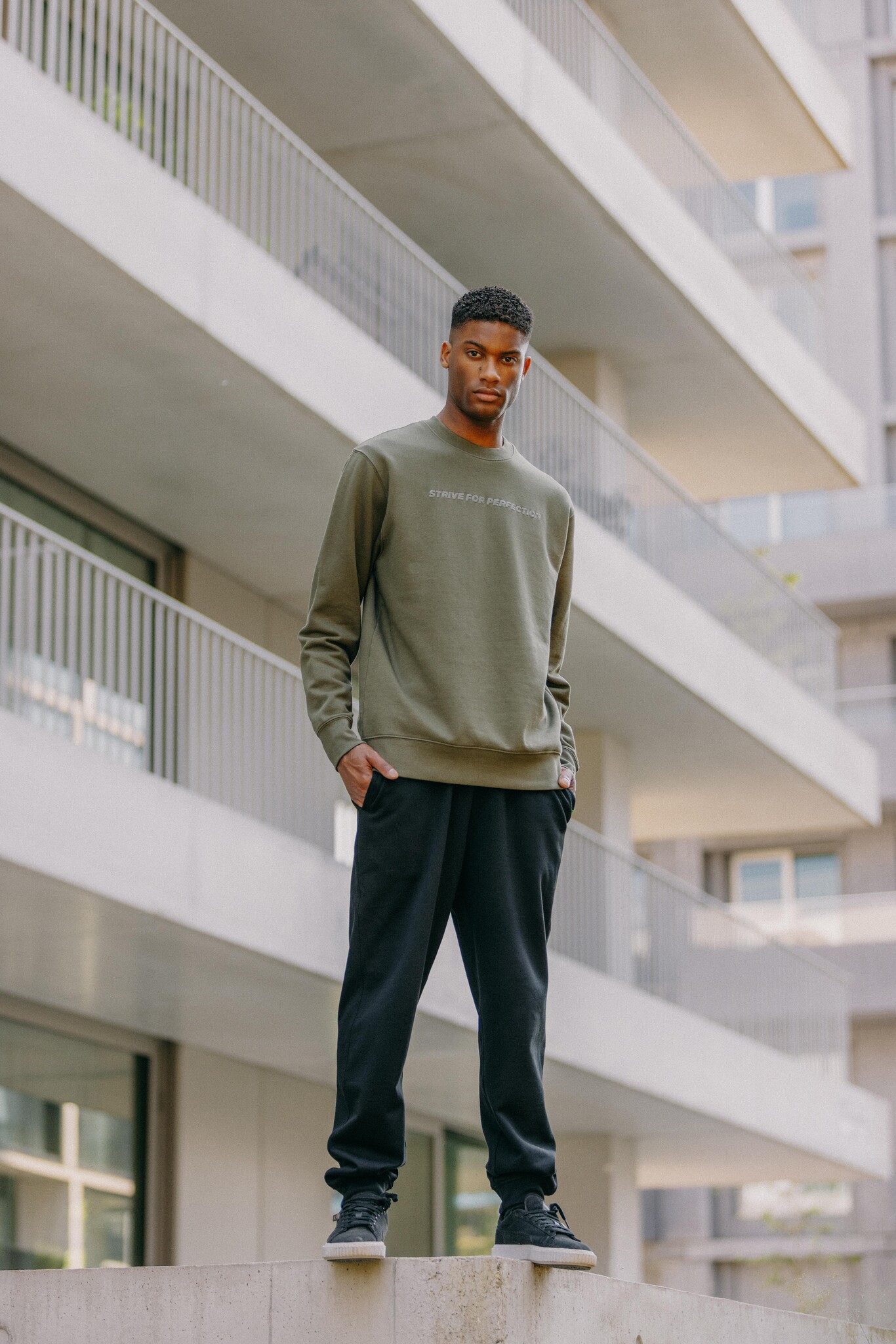 R.EV STRIVE FOR PERFECTION CREWNECK KHAKI